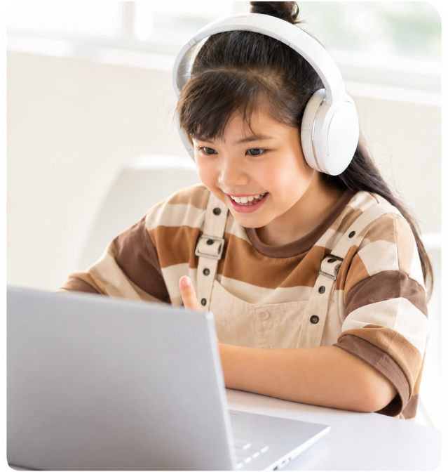 ヘッドホンを着けてオンラインで学ぶ子供